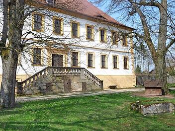 Schloss Weißenbrunn entstand in seiner heutigen Gestalt um 1720. Das Gut hatte schon viele adelige und nichtadelige Besitzer.