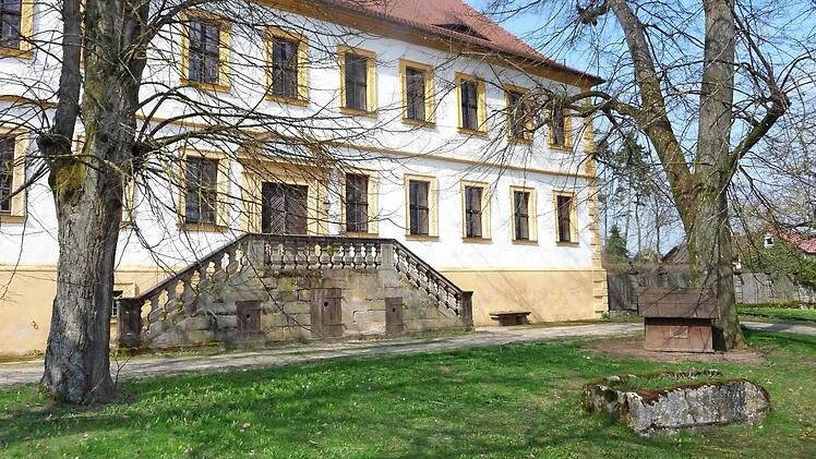 Schloss Weißenbrunn entstand in seiner heutigen Gestalt um 1720. Das Gut hatte schon viele adelige und nichtadelige Besitzer.