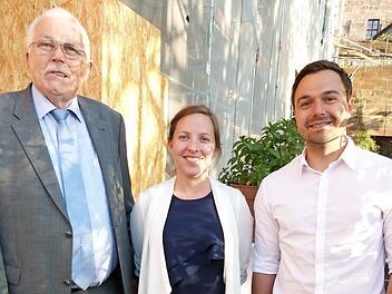 BFV-Bezirksvorsitzender Karlheinz Bram (links) stellte den neuen Geschäftsstellenleiter des BFV-Bezirkes Oberfranken, Lukas Kachelmann (rechts) offiziell vor. In der Mitte die bisherige Geschäftsstellenleiterin Lena Wöllmer.  Foto: Werner Reißaus