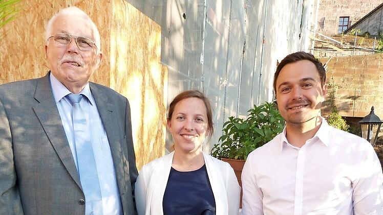 BFV-Bezirksvorsitzender Karlheinz Bram (links) stellte den neuen Geschäftsstellenleiter des BFV-Bezirkes Oberfranken, Lukas Kachelmann (rechts) offiziell vor. In der Mitte die bisherige Geschäftsstellenleiterin Lena Wöllmer.  Foto: Werner Reißaus