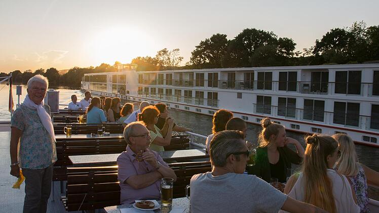 Begegnung mit einem Viking-Kreuzfahrtschiff in den Strahlen der untergehenden Sonne.
