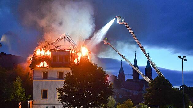 In der Bamberger Altstadt ist es Ende Juni zu einem Großbrand gekommen. Zahlreiche Feuerwehrleute waren im Einsatz Foto:Ronald Rinklef