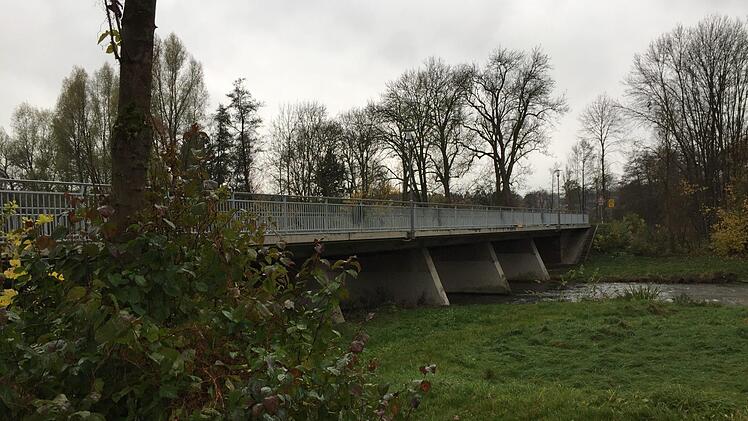 Die neue Mainbrücke - von weitem gesehen hat sich nichts verändert. Foto: Stephan Tiroch