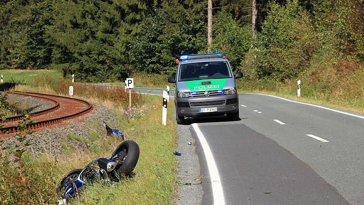 Motorradunfall am Sonntagnachmittag (16. September 2018): Ein 44-Jähriger verliert zwischen Steinwiesen und Nordhalben die Kontrolle über sein Gefährt. Foto: Andreas Schmitt