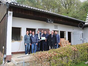 Da ist er endlich, der lang ersehnte Förderbescheid! Mit den 47.000 Euro an EU-Fördermitteln aus dem Leader-Programm können die Erweiterung und Umgestaltung der Freizeitanlage Autenhausen umgesetzt werden. Nach der Förderzusage hatten die Bauarbeiten bereits begonnen. Alle Leader-Vertreter lobten bei der Übergabe das große Engagement des Fördervereins. Von links: Martina Kilian (2. Vors. Förderverein), Landrat Sebastian Straubel, Leader AG-Vorsitzender Michael Busch, Andreas Gsänger (1. Vors....