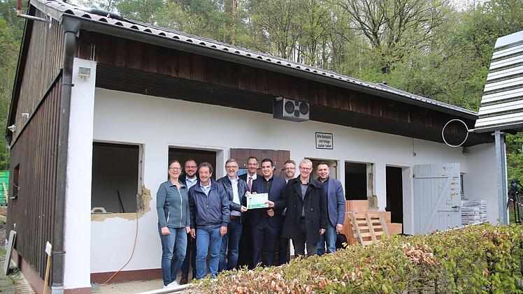 Da ist er endlich, der lang ersehnte Förderbescheid! Mit den 47.000 Euro an EU-Fördermitteln aus dem Leader-Programm können die Erweiterung und Umgestaltung der Freizeitanlage Autenhausen umgesetzt werden. Nach der Förderzusage hatten die Bauarbeiten bereits begonnen. Alle Leader-Vertreter lobten bei der Übergabe das große Engagement des Fördervereins. Von links: Martina Kilian (2. Vors. Förderverein), Landrat Sebastian Straubel, Leader AG-Vorsitzender Michael Busch, Andreas Gsänger (1. Vors....