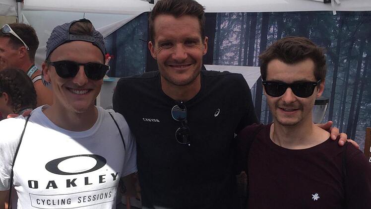 Philipp Neumeister (links) und Carsten Friedmann (rechts) mit Olympiasieger Jan Frodeno. Fotos: privat