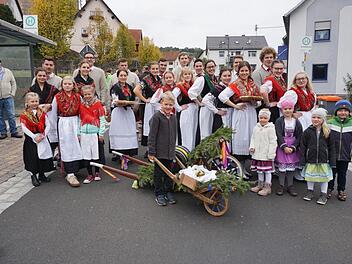 Die Oberweißenbrunner Kirmespaare (von links) Anja Dziewior und Kevin  Back, Celina Schaupp und Robin Eisenmann, Anna-Lena Vorndran und Kilian  Geis, Katja Plendl und Max Wendel, Alexandra Kehm und Simon Reinhart,  Hanna Schmitt  und Kevin Schleicher, Lisa Dierolf, Leonie Vorndran und  Marcel Tönjann, Sophia Schrenk und Johannes Baier, Melissa Enders und  Lorenz Reinhart und Selina Schäfer sowie der Kirmesnachwuchs.  Marion Eckert