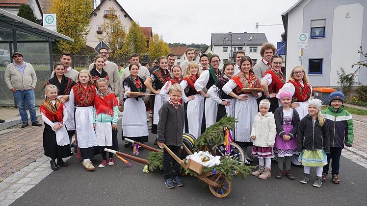 Die Oberweißenbrunner Kirmespaare (von links) Anja Dziewior und Kevin  Back, Celina Schaupp und Robin Eisenmann, Anna-Lena Vorndran und Kilian  Geis, Katja Plendl und Max Wendel, Alexandra Kehm und Simon Reinhart,  Hanna Schmitt  und Kevin Schleicher, Lisa Dierolf, Leonie Vorndran und  Marcel Tönjann, Sophia Schrenk und Johannes Baier, Melissa Enders und  Lorenz Reinhart und Selina Schäfer sowie der Kirmesnachwuchs.  Marion Eckert