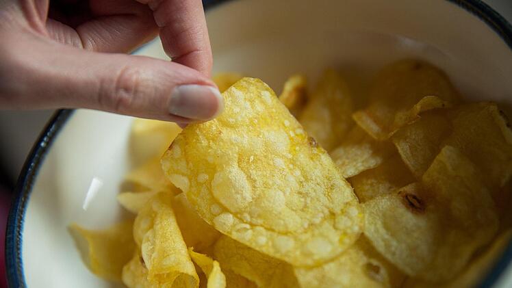Chips sind das Suchtmittel der heutigen Zeit. Was man alles machen  muss, um die Kalorien wieder los zu werden, beantwortet inFranken.de in diesem Artikel. Außerdem ist der Suchtfaktor bei den Chips mittlerweile wissenschaftlich nachgewiesen. Symbolfoto: Daniel Karmann/dpa