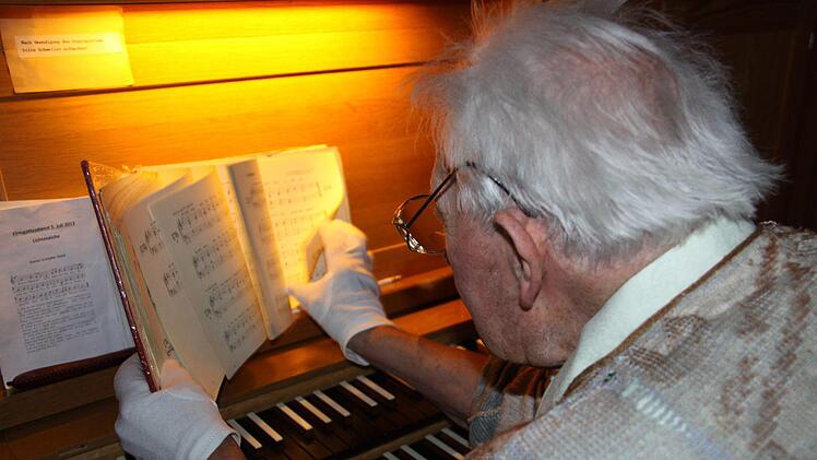Alfons Zeis an der Orgel der Heilig-Geist-Kirche in LichteneicheFoto: Marcel Terillo