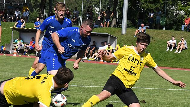 Bad Kissingens Doppeltorsch&uuml;tze Filip Lijesnic (am Ball) besch&auml;ftigt hier Thulbas Rene Leurer (links) und Lukas Graser. Foto: Hopf