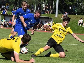 Bad Kissingens Doppeltorschütze Filip Lijesnic (am Ball) beschäftigt hier Thulbas Rene Leurer (links) und Lukas Graser. Foto: Hopf