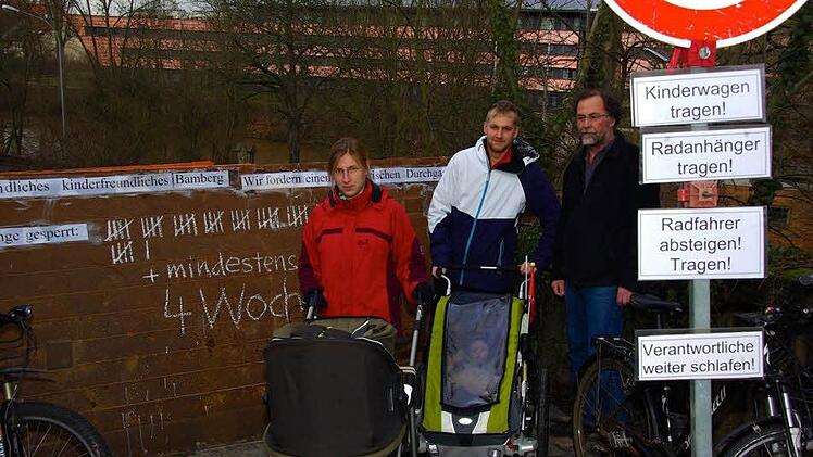Michael Rieger (rechts) mit Schwiegertochter Stefanie und Andreas Reinwand protestieren gegen das Durchgangsverbot.