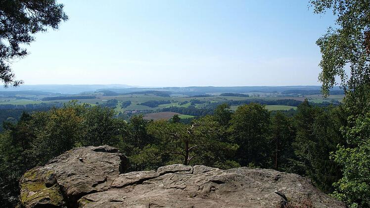Vom Veitenstein aus bietet sich bei schönem Wetter in herrlicher Ausblick ins weite Land.Foto: Sabine Meißner