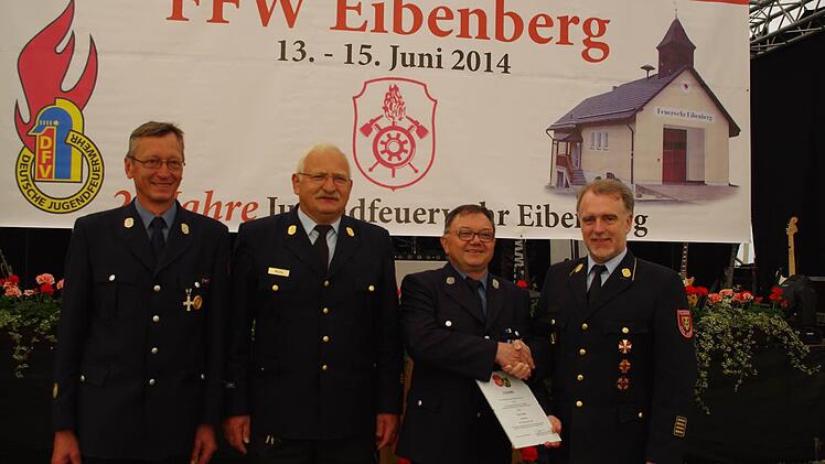 Vorsitzender Josef Jakob (2. v.r.) wurde mit dem Ehrenkreuz des Kreisfeuerwehrverbandes in Gold ausgezeichnet. Das Bild zeigt ihn mit (von links): Kommandant Berthold Jakob, KBI Hans-Ulrich Müller sowie KBR Joachim Ranzenberger (rechts).