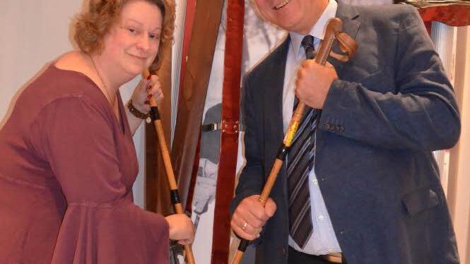 Ausstellungsleiterin Annette Schäfer erklärt Bürgermeister Klaus Homann das Anlegen der Steigfelle für die Skier