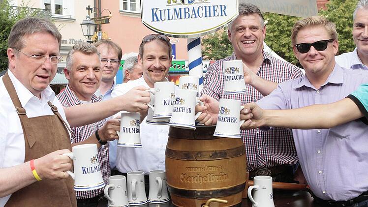 Oberbürgermeister Henry Schramm (links) zapfte in Windeseile das erste Fass an, um die Bühne auf dem Marktplatz für den Fußball frei zu geben. Fotos: Jochen Nützel