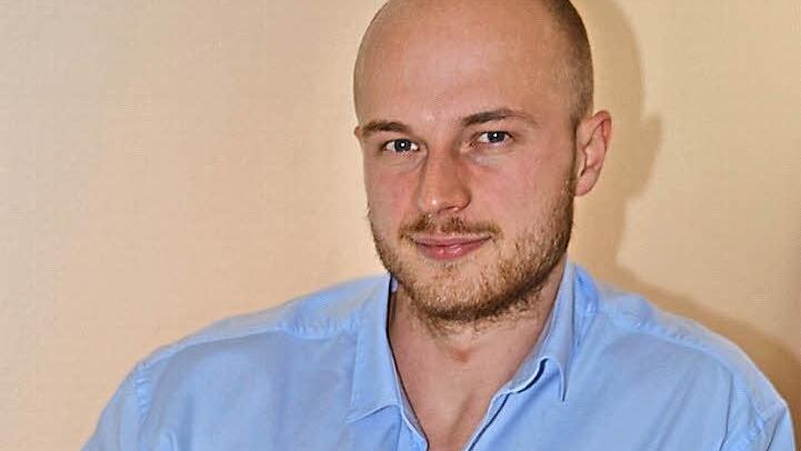 Bernd St&ouml;&szlig;lein ist stolz auf sein Erstlingswerk: "Und wenn nur einem Einzigen mit meinem Ratgeber geholfen wird, hat es sich f&uuml;r mich schon gelohnt." Foto: Uschi Prawitz