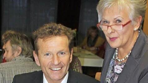 Evi Zangl von den Freien Wählern Hemhofen serviert Landtagsabgeordneten Günther Felbinger eine Portion Hering.