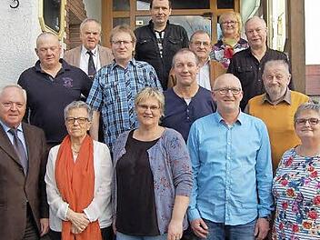 Fleißige Blutspender mit Bürgermeister Helmut Fischer (links) wurden in Michelau geehrt. Die Urkunden überreichten Birgit Hufenbeck-Liebich (rechts) und Rosemarie Göhring ( Zweite von links). Foto: Andreas Welz