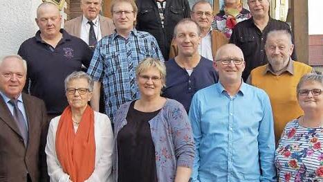 Fleißige Blutspender mit Bürgermeister Helmut Fischer (links) wurden in Michelau geehrt. Die Urkunden überreichten Birgit Hufenbeck-Liebich (rechts) und Rosemarie Göhring ( Zweite von links). Foto: Andreas Welz