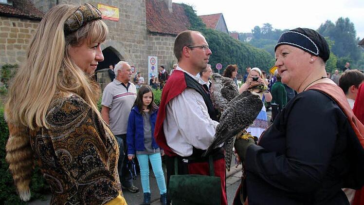 Nahmen ebenfalls am Umzug teil: Falkner Gina Biernath und Achim Schmidt sowie Designerin Catrin Streubel-Ohlson (von rechts).