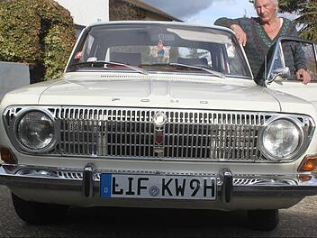 Werner Knoop mit seine Ford 12m, der ihm und seiner Familie seit 1969 ein treuer Begleiter ist. Foto: Matthias Einwag