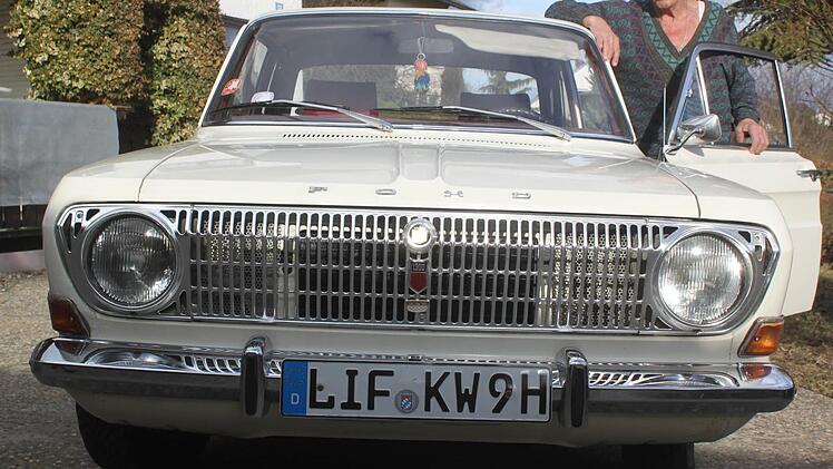 Werner Knoop mit seine Ford 12m, der ihm und seiner Familie seit 1969 ein treuer Begleiter ist. Foto: Matthias Einwag