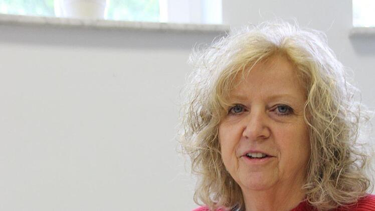 Heidemarie Eberhard gibt die Briefwahlunterlagen aus. Foto: Benedikt Borst