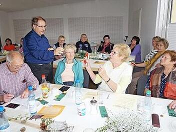 Austausch mit Pfarrer Frank Mathiowetz, Altenseelsorger im Dekanat Bad Neustadt zur Seniorenarbeit in den Gemeinden.  Foto: Marion Eckert