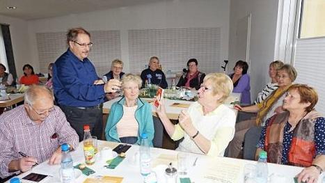 Austausch mit Pfarrer Frank Mathiowetz, Altenseelsorger im Dekanat Bad Neustadt zur Seniorenarbeit in den Gemeinden.  Foto: Marion Eckert