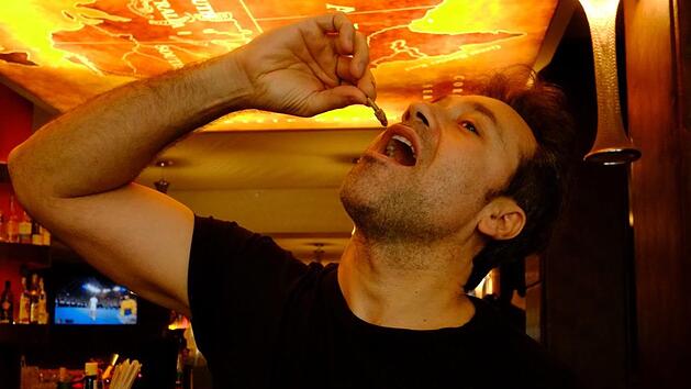 Klein, knusprig und alles andere als eklig Richard Karatay serviert in seinem Restaurant Australia in Nbg gebratene Heuschrecken. Foto: Nikolas Pelke