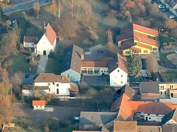 Ein Kinderzentrum wird in Dörfleins nicht gebaut, die Frage ist nun, was  mit dem Schulgebäude passieren soll. Luftbild: Ronald Rinklef