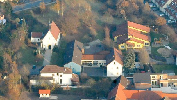 Ein Kinderzentrum wird in Dörfleins nicht gebaut, die Frage ist nun, was  mit dem Schulgebäude passieren soll. Luftbild: Ronald Rinklef
