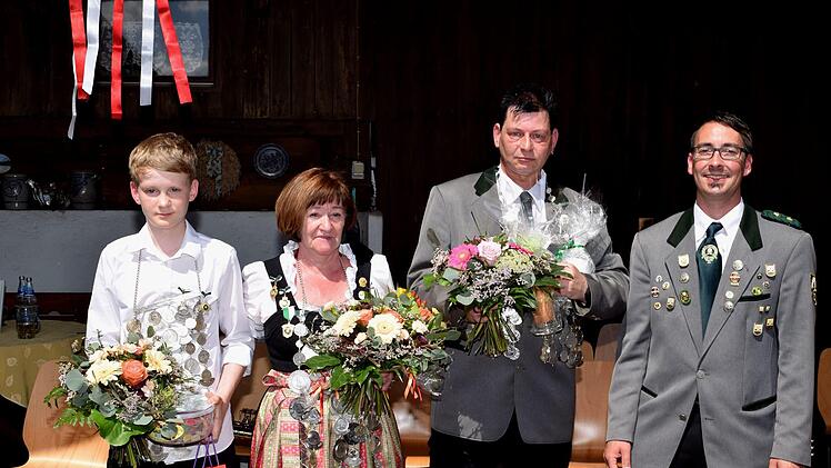 Erster Schützenmeister Alexander Fürst (rechts) bedankte sich bei der Schützenkönigin Monika Marr, dem Schützenkönig Thomas Lutz und dem Jungschützenkönig Constantin Rinker für die Regentschaft in dem zu Ende gehenden Schützenjahr und die freundliche Einladung bei der Königsabholung. Foto: Dieter Radziej