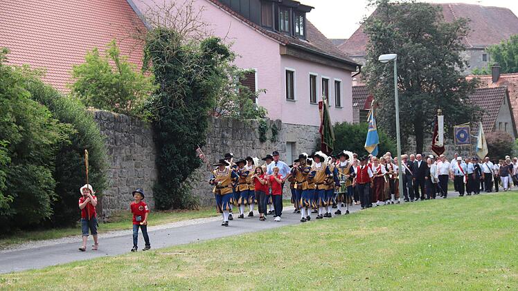 Zug zum Festplatz    Foto: Johanna Blum