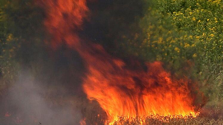 Feuerwehrkräfte und der Rettungsdienst waren am Samstagabend im Einsatz: Ein Traktor mit Anhänger stand in Brand. Symbolfoto: Herse/News5