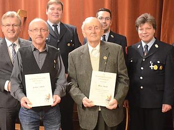 Ehrungen für langjährige Mitgliedschaft bei der Feuerwehr Haig. Von links Michael Beetz (2. Kommandant), Bürgermeister Rainer Detsch, Jochen Schlick, Benedikt Zehnter (Vorsitzender), Hans Rauh, Christian Heinlein (stellvertretender Vorsitzender), Georg Gremer (Kommandant), Stefan Beetz (stellvertretender Vorsitzender) Foto: K.-H. Hofmann