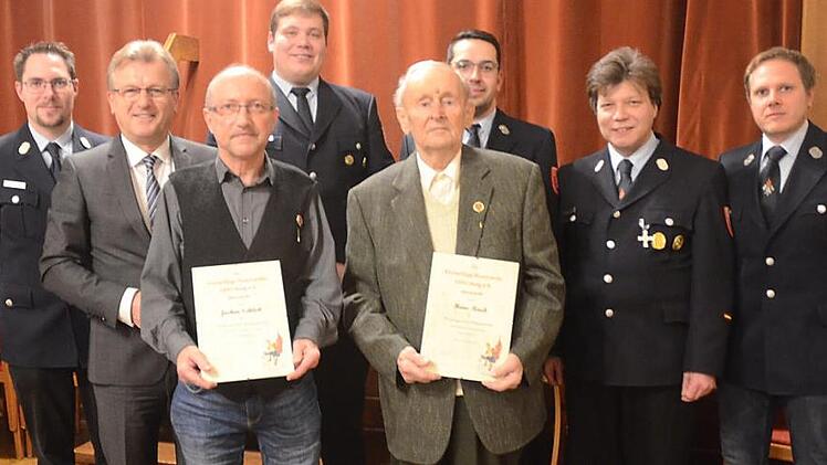 Ehrungen für langjährige Mitgliedschaft bei der Feuerwehr Haig. Von links Michael Beetz (2. Kommandant), Bürgermeister Rainer Detsch, Jochen Schlick, Benedikt Zehnter (Vorsitzender), Hans Rauh, Christian Heinlein (stellvertretender Vorsitzender), Georg Gremer (Kommandant), Stefan Beetz (stellvertretender Vorsitzender) Foto: K.-H. Hofmann