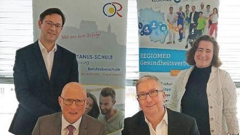 Die Fachoberschule/Berufsoberschule Coburg und Regiomed wollen künftig zusammenarbeiten. Am Montag wurde der Vertrag unterzeichnet. Von links: Jens Aumüller, Gerhard Schmid (Schulleitung Fos/Bos), Alexander Schmidtke, Dorothea Thieme (Regiomed). Foto: Simone Bastian