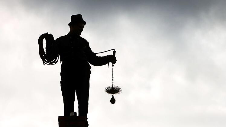 Der Schornsteinfeger ist in einer Doppelrolle unterwegs - einerseits als amtlich handelnde Person, andererseits als freier UntermneFoto: Patrick Pleul, dpa