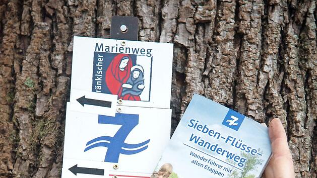 Der neue Wanderf&uuml;hrer und die Wegemarkierung des Sieben-Fl&uuml;sse-Wanderwegs.  Foto: Thomas Ochs