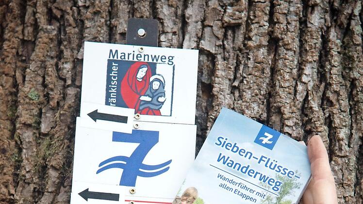 Der neue Wanderführer und die Wegemarkierung des Sieben-Flüsse-Wanderwegs.  Foto: Thomas Ochs