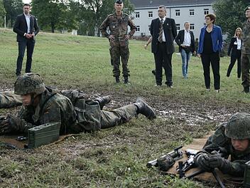 Bundesverteidigungsministerin Annegret Kramp-Karrenbauer (hinten, blaue Jacke) schaute sich bei der Ausbildung des neu aufgestellten Heimatschutzes in Wildflecken um.