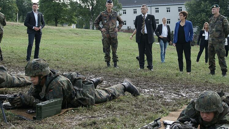Bundesverteidigungsministerin Annegret Kramp-Karrenbauer (hinten, blaue Jacke) schaute sich bei der Ausbildung des neu aufgestellten Heimatschutzes in Wildflecken um.