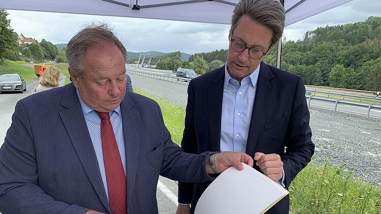 Bürgermeister Volker Schmiechen legte dem Bundesverkehrsminister das Goldene Buch der Gemeinde Untersteinach vor.