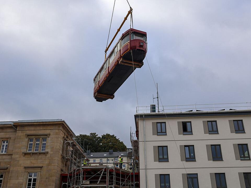 Schwebebahnwagen wird in den Hauptbahnhof gehoben