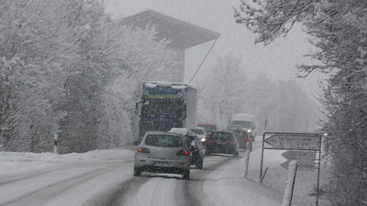 Die Steigung am Rödelseer Gewerbegebiet war für Lkw ein Problem.