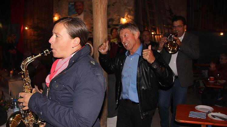 Zur Blasmusik zieht Hünnerkopf in die Festscheune ein.